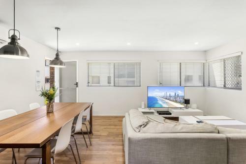 Spacious Apartment With Pool In Prime Location