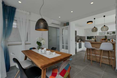 Charming Apartment Tissa With Sea View