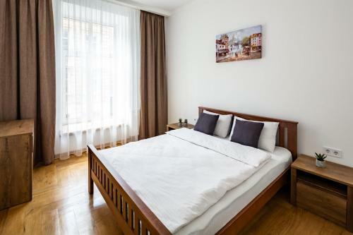 Three Bedroom Apartment On Rynok Square