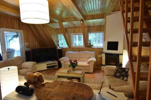 Holiday Home, Kamien