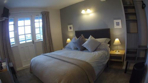 Hostal Riverside Cottage
