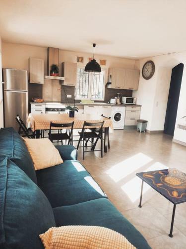 Bas De Villa. C�te D'azur, � 20 Kms De Nice