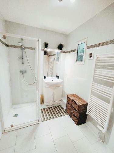 Bas De Villa. C�te D'azur, � 20 Kms De Nice