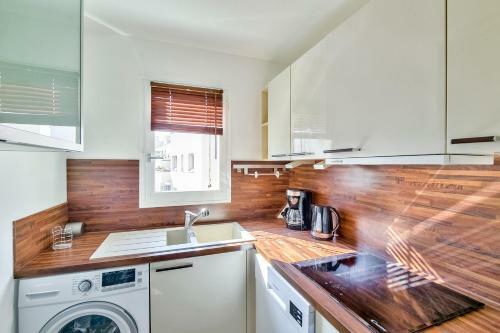 Chic And Spacious Apart With Parking