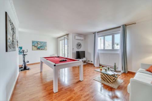 Chic And Spacious Apart With Parking