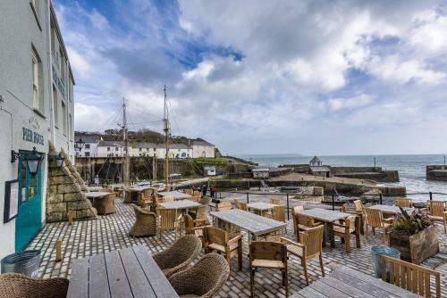 Pier House Hotel