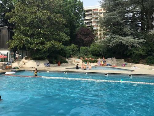 Spacious Apartment With Balcony And Free Parking