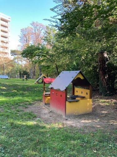 Spacious Apartment With Balcony And Free Parking