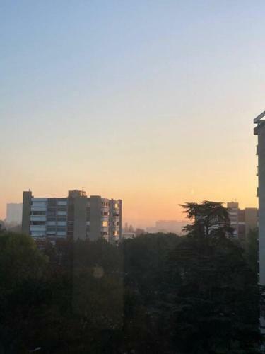 Spacious Apartment With Balcony And Free Parking
