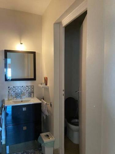 Spacious Apartment With Balcony And Free Parking