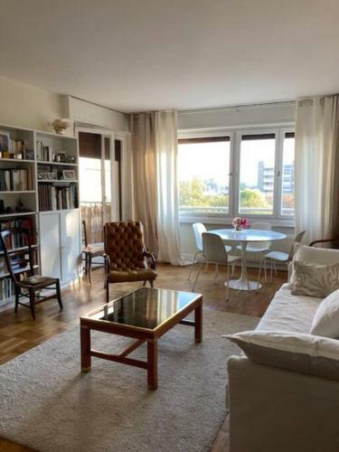 Spacious Apartment With Balcony And Free Parking