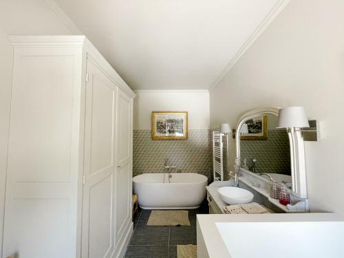 Hostal Ch�teau Du Domaine Du R�veillon