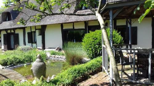 Les 2 Chaumi�res Avec Piscine