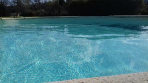 Les 2 Chaumi�res Avec Piscine