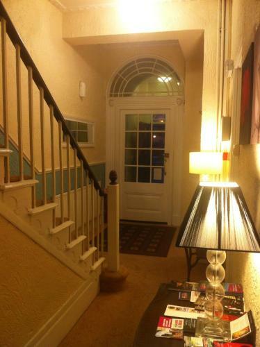 Hostal Adelaide House