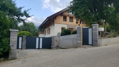 Hostal Chalet Savoyard Balcon De Villy