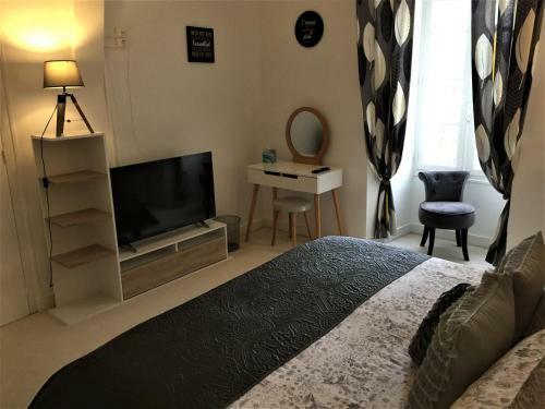 Vue Du Chateau D'excideuil Studio Apartment