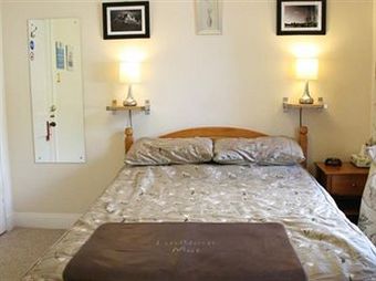 Hostal Westcot Guest House