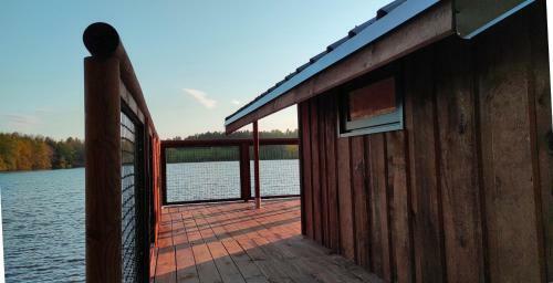 Cabanes Lacustra A L'etang De La Ramade
