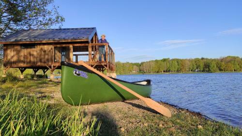 Cabanes Lacustra A L'etang De La Ramade