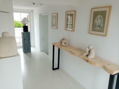 Hostal Galerie, Tumulus De La Hogue