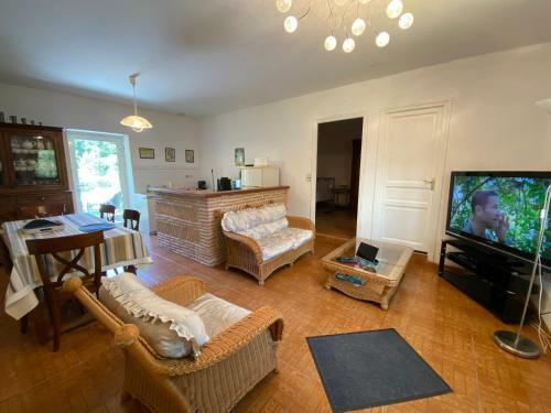 Hostal Chambres D?h�tes De Pouzatel