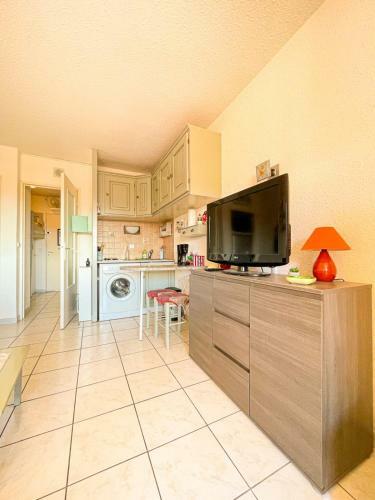 Apartamento Bright Apt With Swimming Pool And Balcony