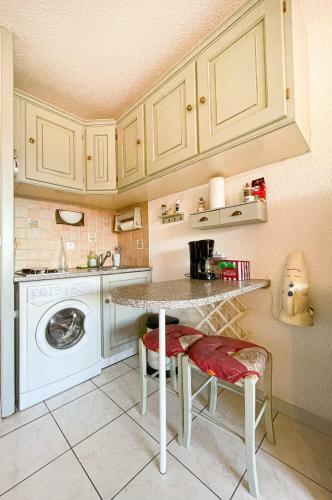 Apartamento Bright Apt With Swimming Pool And Balcony