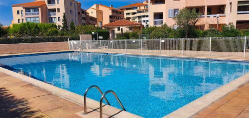 Apartamento Bright Apt With Swimming Pool And Balcony