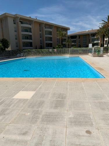 Apartamento T2,port, Mer, Piscine, Climatisation,parking, Wifi