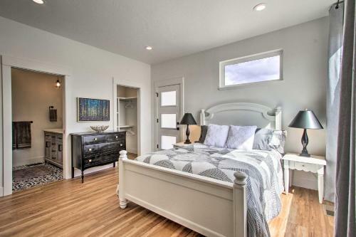 Exquisite Discovery Mtn Home With Sweeping Views!