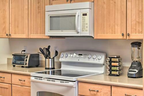 Apartamento Walkable Condo With Balcony And Lake And Mtn Views!