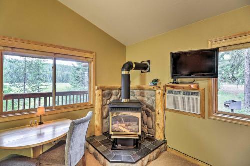Trego Cabin With Mountain Views And Lake Access!