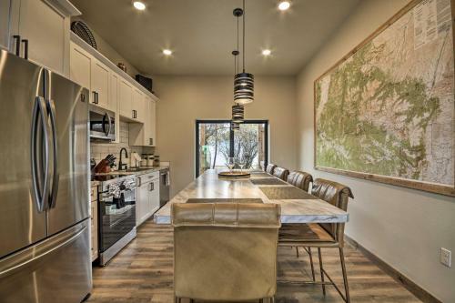 Modern Townhome With Rooftop Deck And Hot Tub!