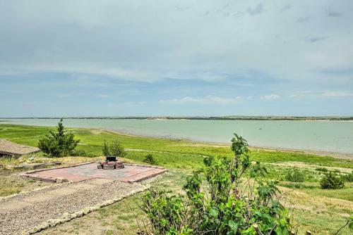Picturesque Lake Mcconaughy Escape With Deck!
