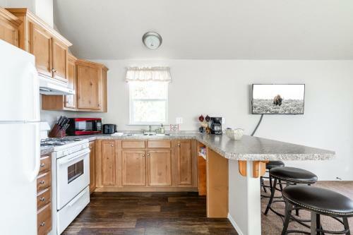 Cozy Yellowstone Cabin Located In Town