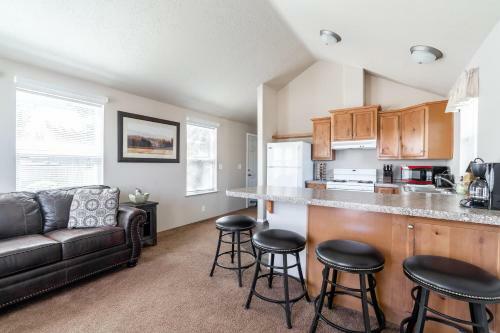 Cozy Yellowstone Cabin Located In Town