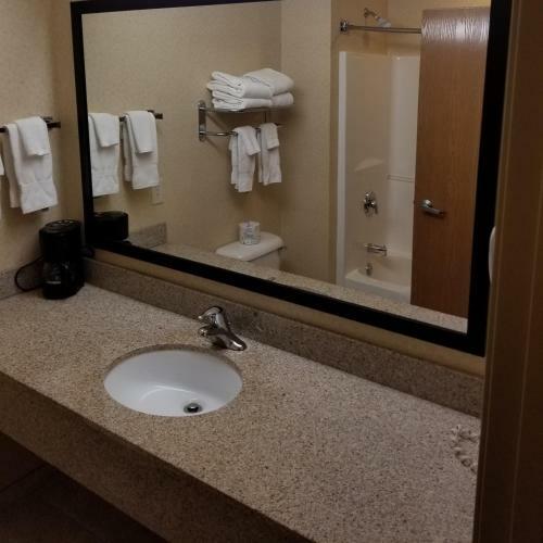 Hotel Comfort Suites At Royal Ridges