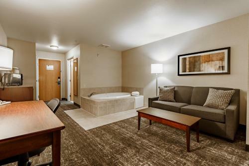 Hotel Comfort Suites At Royal Ridges