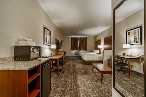 Hotel Comfort Suites At Royal Ridges