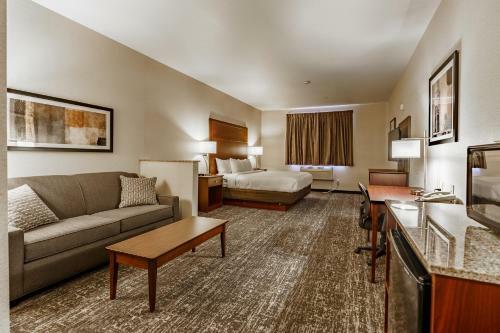 Hotel Comfort Suites At Royal Ridges