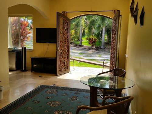 Hostal Oceanfront Legacy Vacation Rental