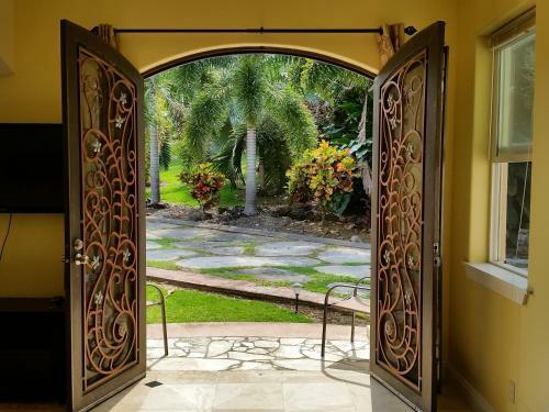 Hostal Oceanfront Legacy Vacation Rental