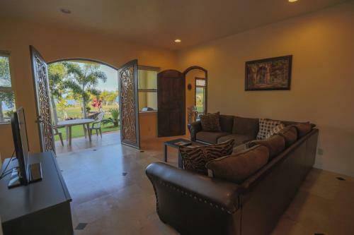 Hostal Oceanfront Legacy Vacation Rental