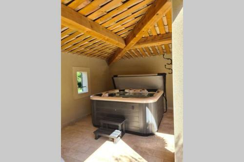 Le Cabanon De Nans. G�te De Charme En Provence.