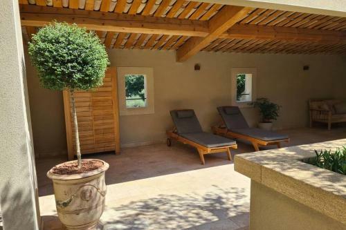 Le Cabanon De Nans. G�te De Charme En Provence.