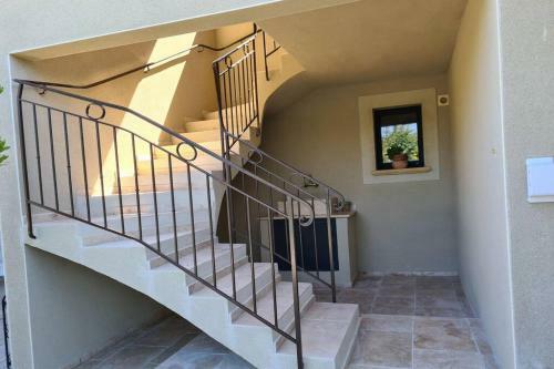 Le Cabanon De Nans. G�te De Charme En Provence.
