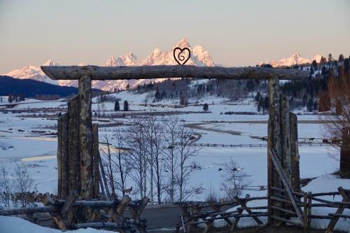 Lodge Heart Six Ranch