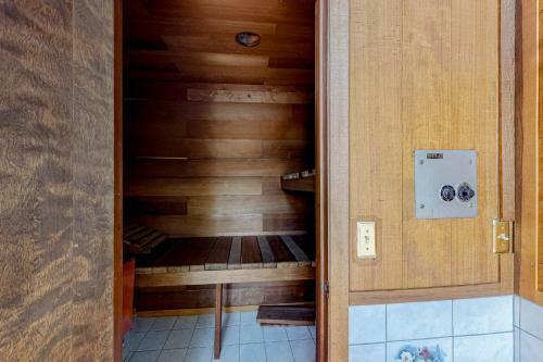 Lake View Chalet