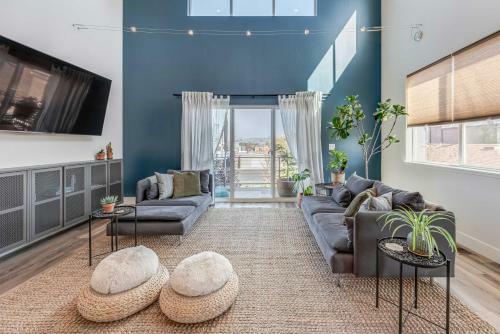 Spacious Midtown Haven With Sweeping Mtn Views!